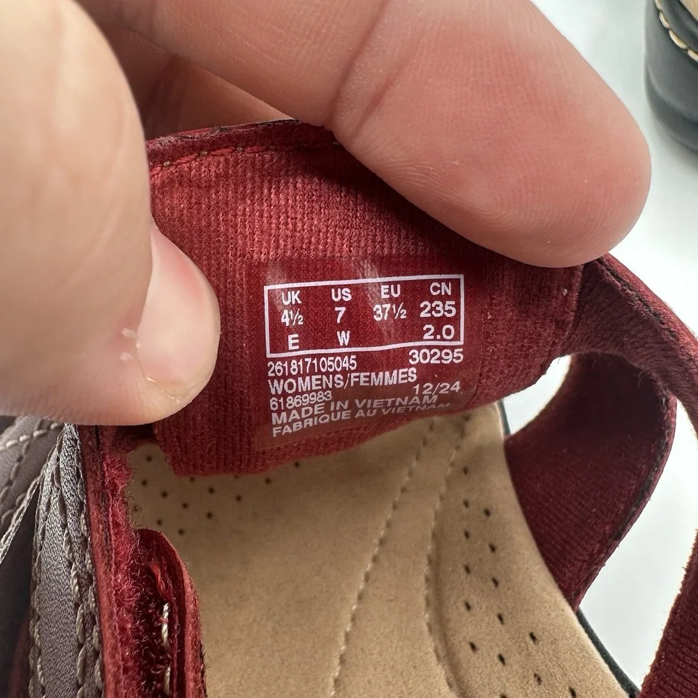 Clarks Sandals Womens Sz‎ 7 W Red Leather 4 Strap Strappy Slip On Slides - Picture 11 of 11